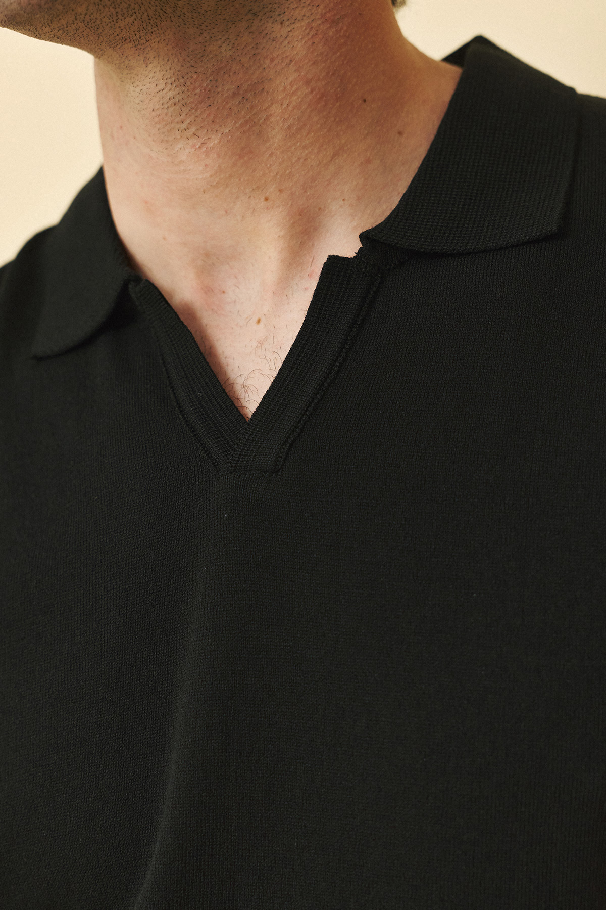 Μπλούζα πλεκτή με γιακά και βε Guy Laroche μαύρο modern fit GLFS17221_17 - Image 4
